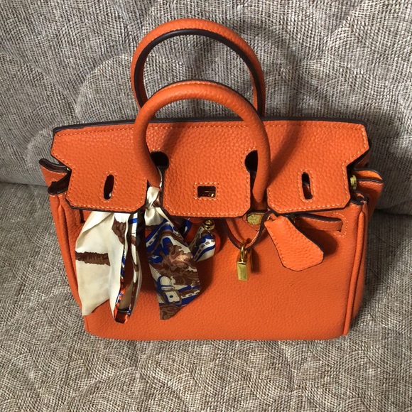 🌺🌺NEW BEAUTIFUL ORANGE BAG WITH GOLD DETAILS - Picture 13 of 13
